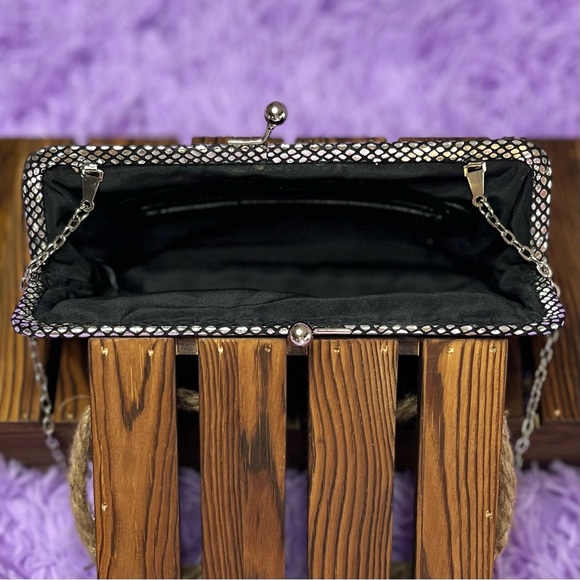 🛑SOLD🛑 VINTAGE WILSONS LEATHER Silver Clutch w/Chain - Picture 8 of 11